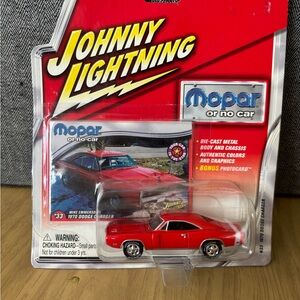 Johnny Lightning 1970 Dodge Charger White Lightning Mopar
